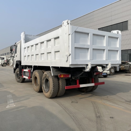 Eight wheel dump truck