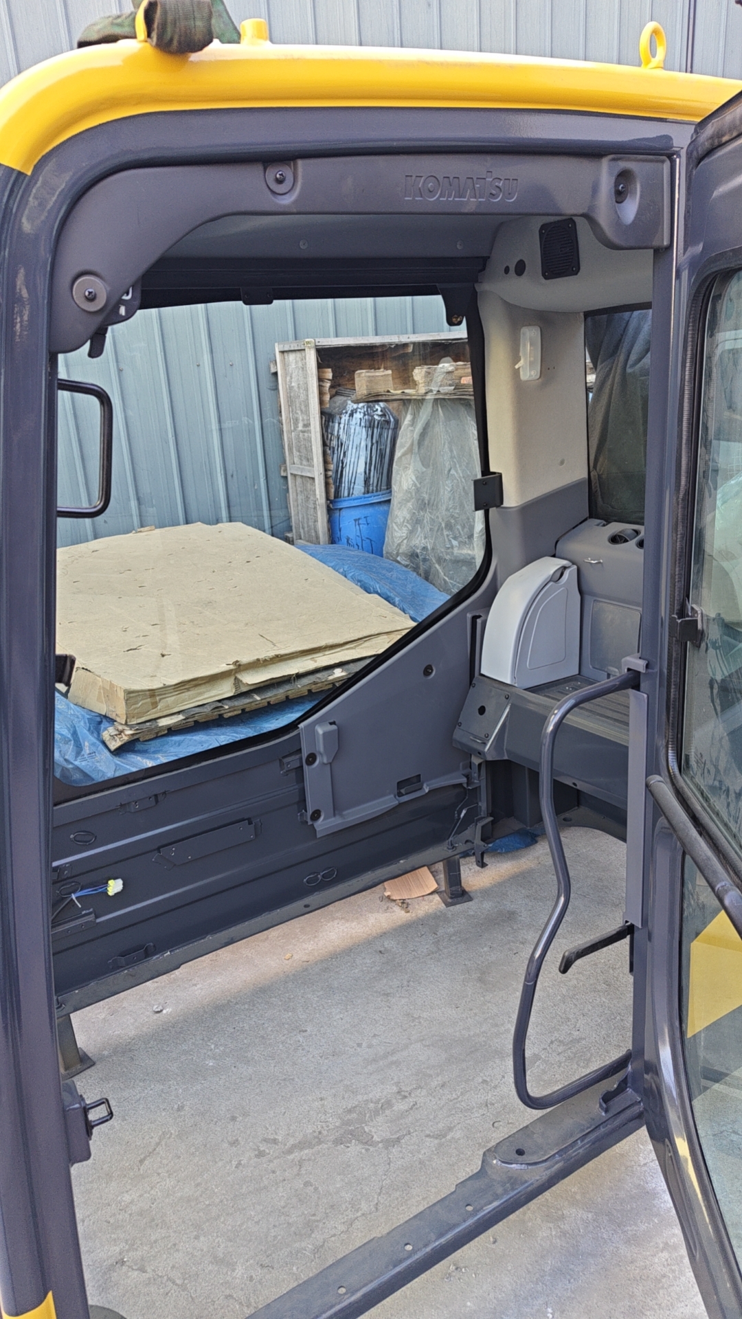 PC200 excavator closed cabin (1)