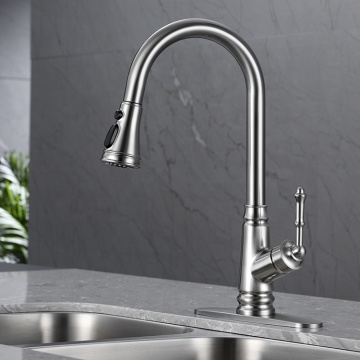 Tocca per l'acqua girevole in lega di zinco con spruzzatore a tira per i moderni rubinetti da cucina