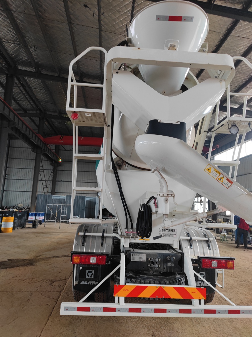 XCMG 12-cubic-meter Concrete Mixer Truck