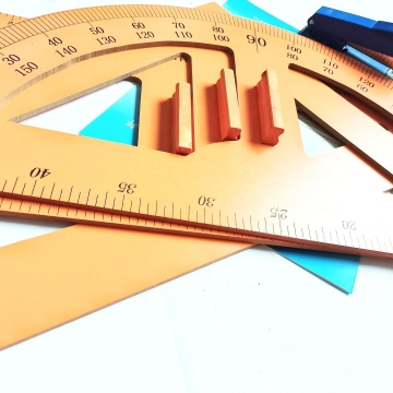 Set di matematica della cartoleria scolastica: bussola, goniometro, sovrano del triangolo in legno e altro ancora