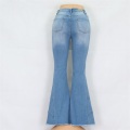 Die ausgestellten Jeans im Großhandel der Frauen im Großhandel