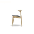 Ch33 Dining Stacking Chair Met Gestoffeerde Zitplaats