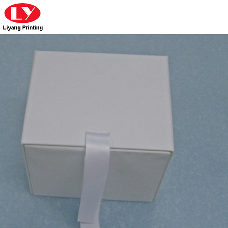 Box With Ribbon Jpg