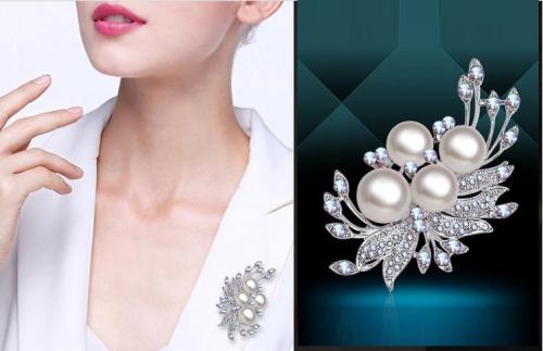 Fashion crystal/silver/pearl brooch