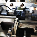 Offene Endmetall -Reißverschluss -Pin -Box -Montagemaschine