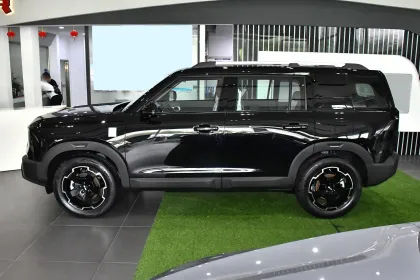 Beijing Automobile MID Large 5 Seat Offroad SUV 4X4 BAIC BJ30 New/Used Cars