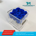 Nove caixas de flores rosas em acrílico transparente com caixa prateada