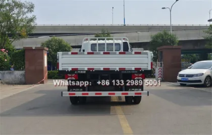 SAIC Yuejin 4.2 meter cargo box 6 ton lorry trucks for sale