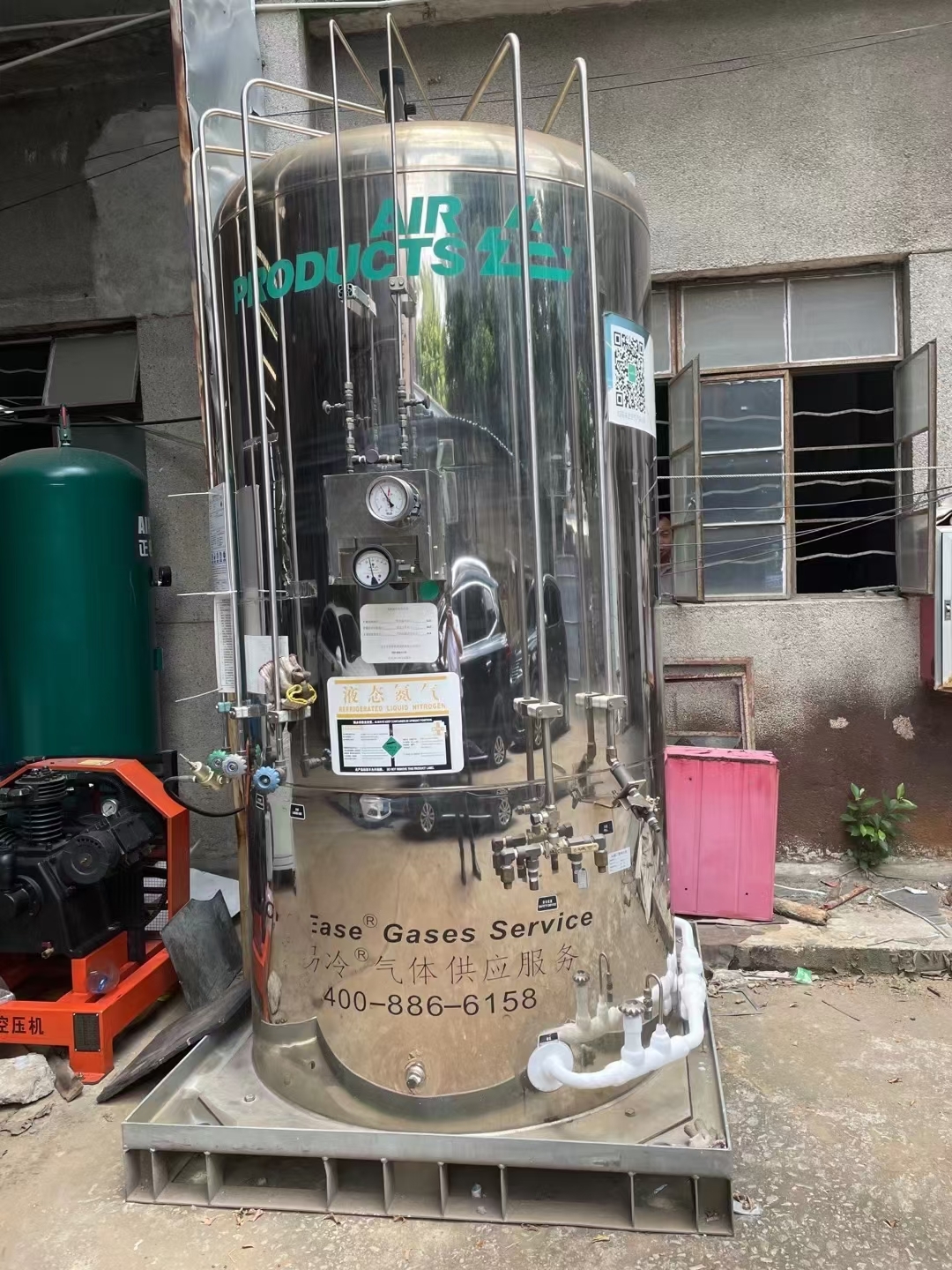 Liquid nitrogen product tank