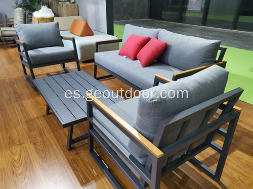 Conjunto de muebles de exterior de balcón.