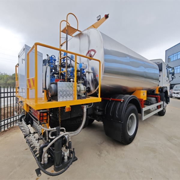 8cbm Asphalt Distributor Truck HOWO 4x2 for Pavement Preservation