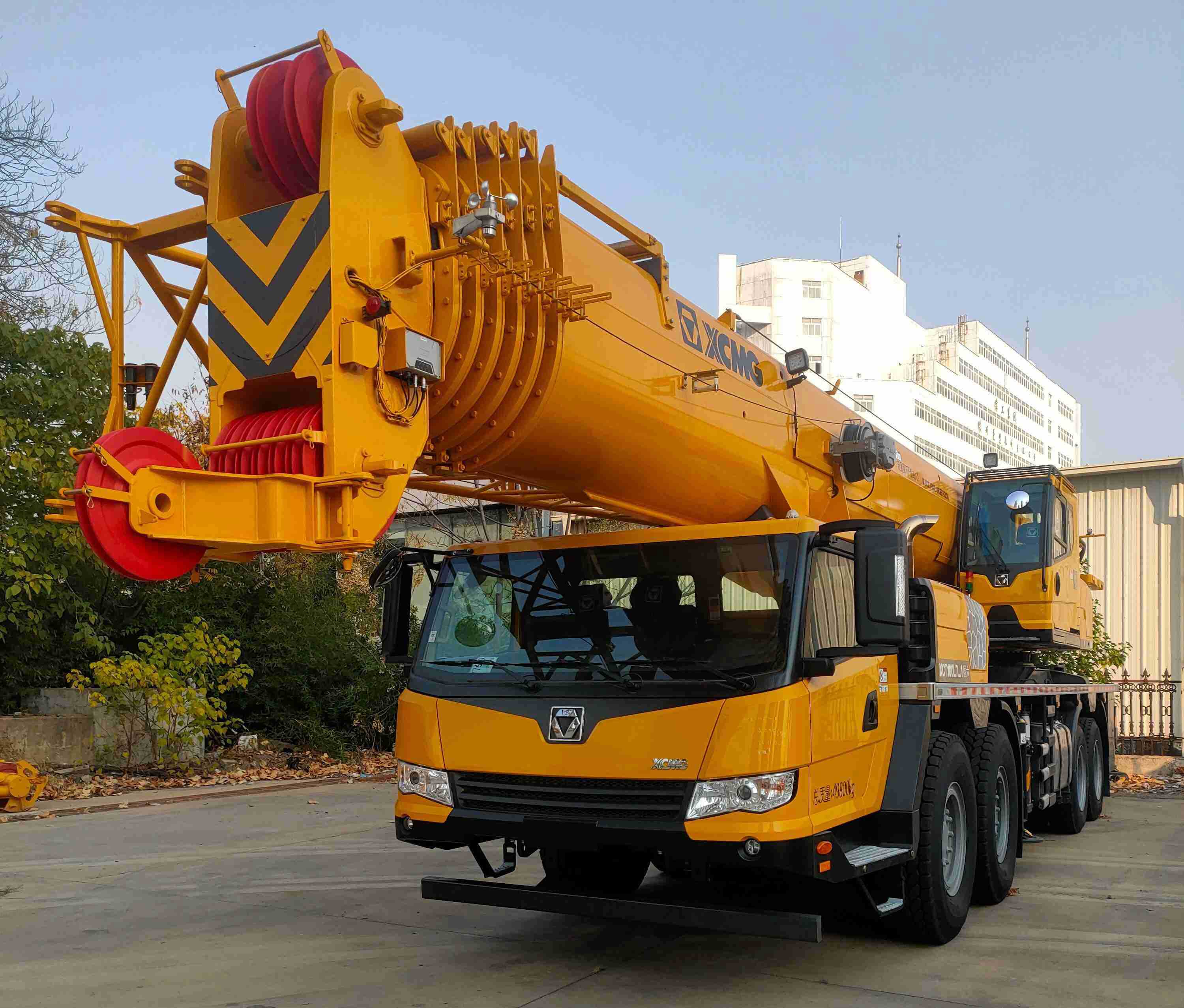 the-front-left-corner-of-the-used-truck-crane-XCT100L7-I the-front-left-corner-of-the-used-truck-crane-XCT100L7-I