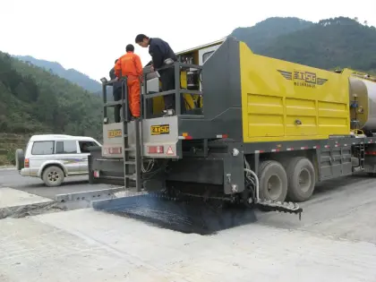Asphalt and Gravel Spray Truck