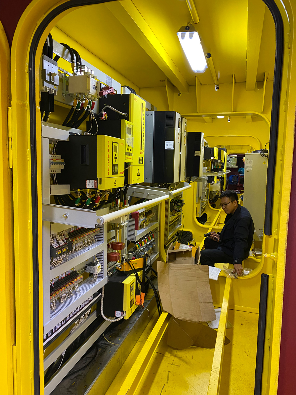 Inside-overhead-crane-electric-control-room-2