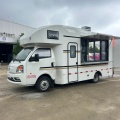 Magasin alimentaire sur roues intégrant salle et repas