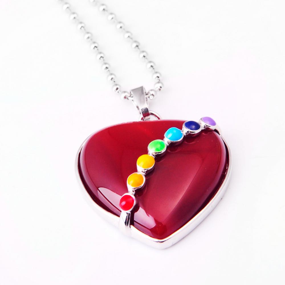 Collier pendentif coeur en cornaline rouge avec sept pierres précieuses