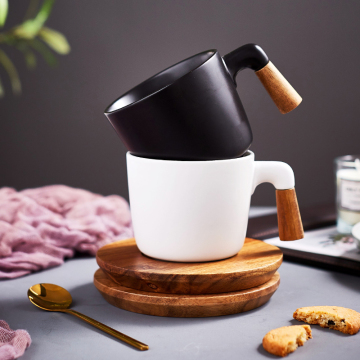 Schwarz -Weiß -Porzellan -Kaffeetasse mit goldenem Marmordesign, Holzdeckel, Untersetzer und Geschenkbox