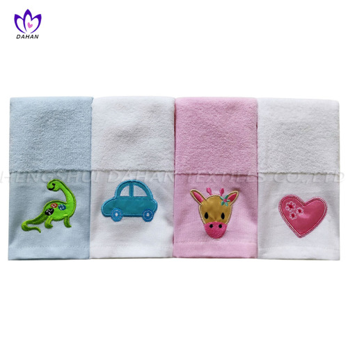 Asciugamani da bambino da ricamo in cotone 100%