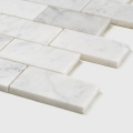 キッチンの壁の内部カララの白い大理石の石のモザイク