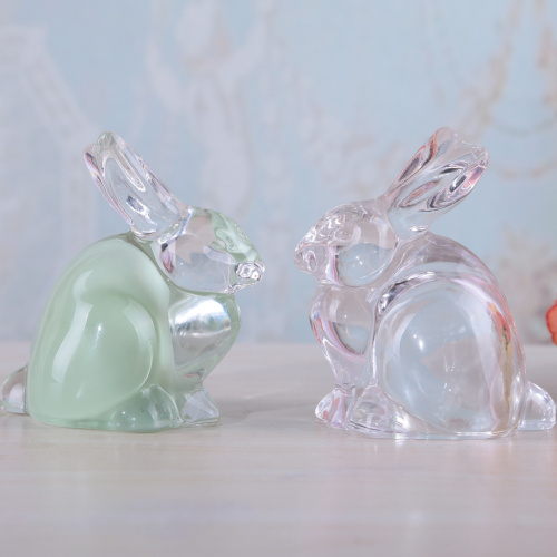 Glazen huisdecoratie in de vorm van een konijn