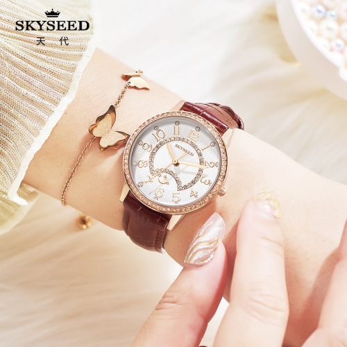 SKYSEED Reloj de temperamento simple con esfera de diamantes de lujo ligero