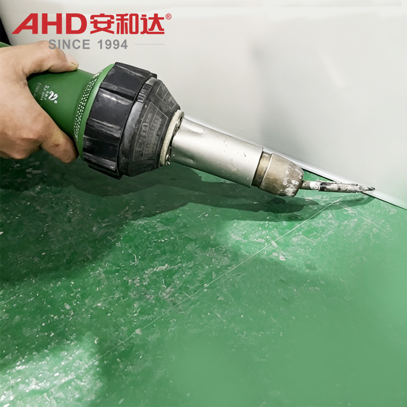 Handheld hot air plastic welding gun welds PP sheet with PP welding rod