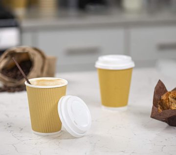 12 once di tazze di caffè increspate isolate con coperchi