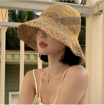 หมวกฟางโครเชต์ระบายอากาศในฤดูร้อนพร้อมปีกกว้างสำหรับผู้หญิง