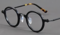 Resep fashion pria desainer kacamata bergaya wanita