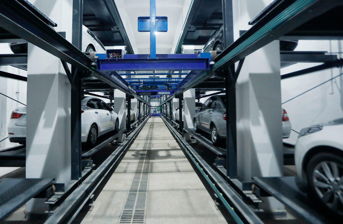 Sistema de estacionamiento automático en movimiento de placa plana