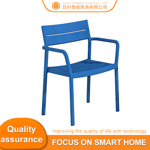 Chaise de salle à manger d'extérieur en plastique avec accoudoirs