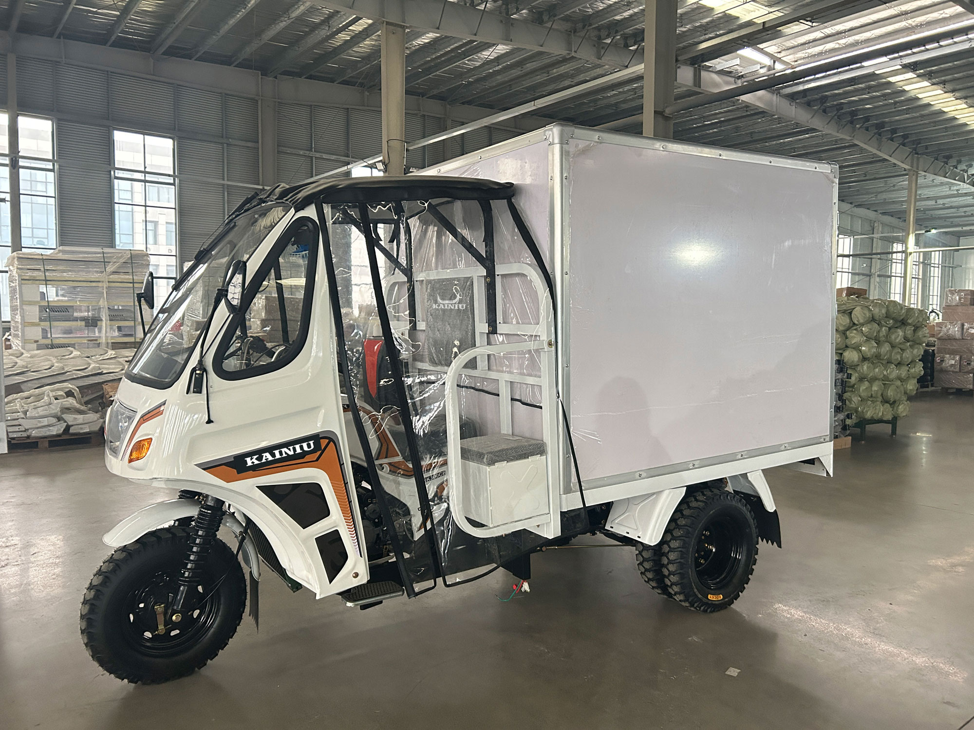 Triciclo resistente de caja de carga cerrada para transporte eficiente