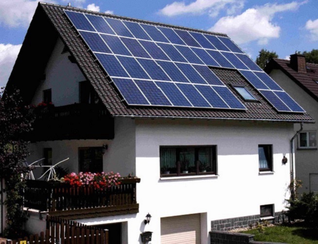 panel de sistema de energía solar de 5kW en casa en la red