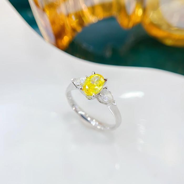 Anillo compacto de tres piedras con diamantes de laboratorio amarillos de 0,71 quilates