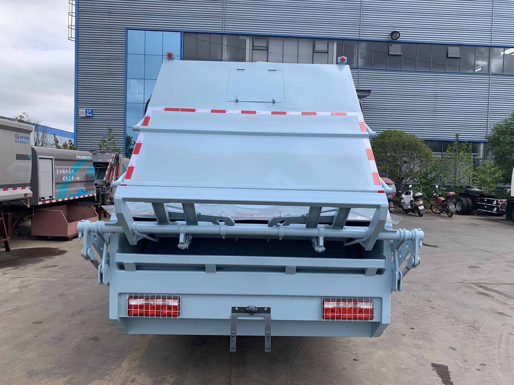 Durable Compactor Garbage Truck for Urban Waste Collection