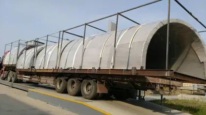 Underwater acrylic tunnel for sea world aquariums