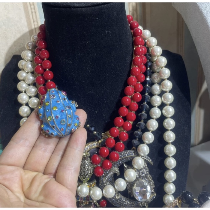 Um delicado broche de esmalte de meados do século