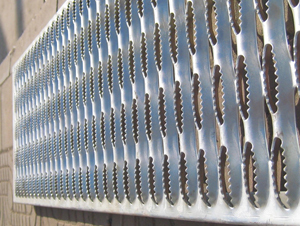 Non slip grip strut safety grating