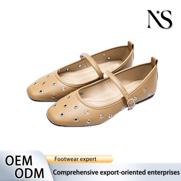 リベットのディテールが施されたエレガントなベージュのメリージェーン シューズ