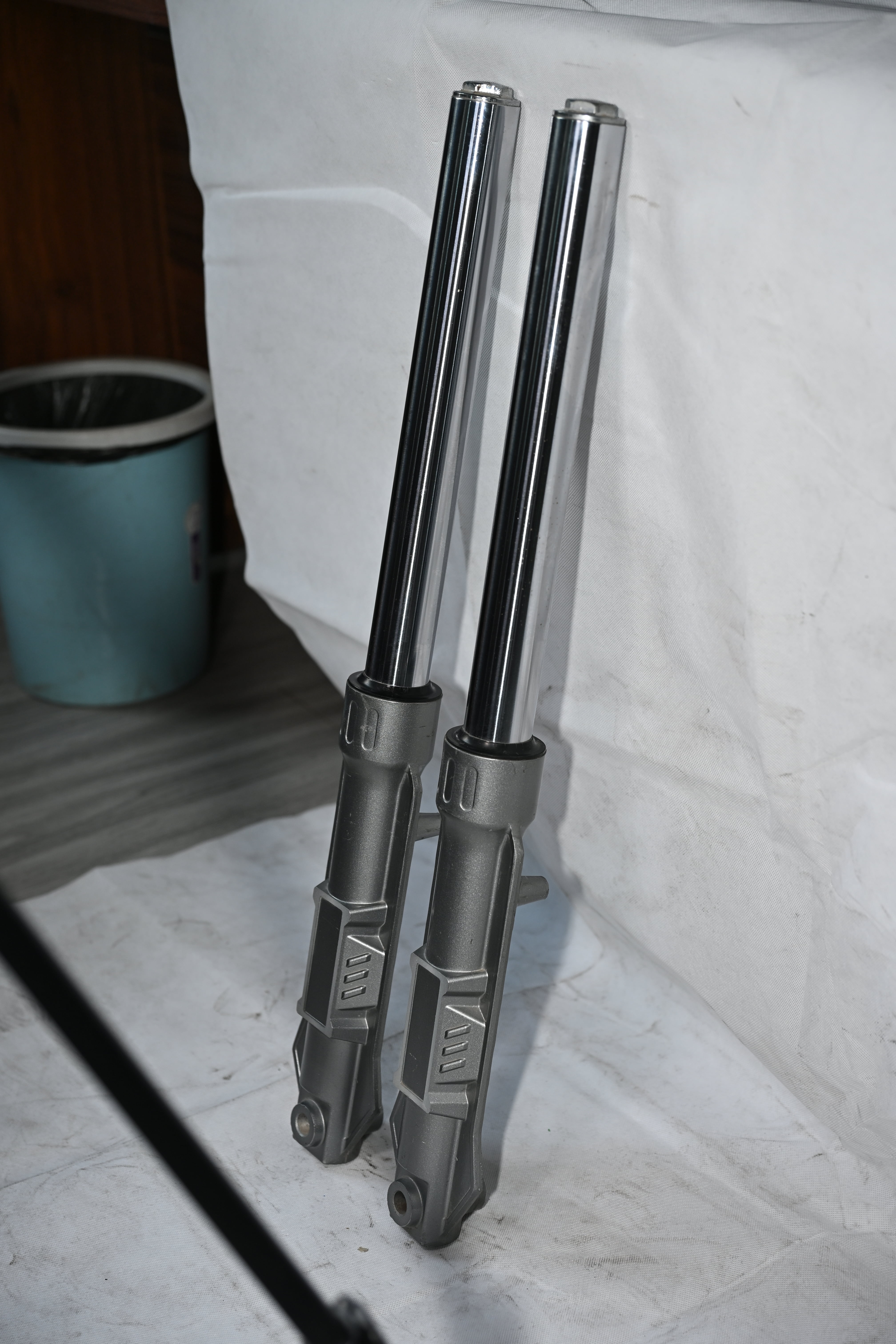 Vista lateral del absorbedor de choque de primavera de diamantes Ming que muestra resortes de bobina fuertes y puntos de montaje transparentes