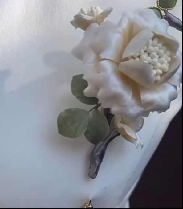 Original design of non-legacy velvet peony brooch