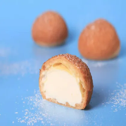 Professional Machine for Filling Cakes, Bread, and Pastries with Cream