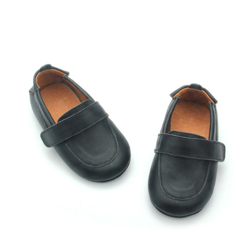 Schwarze elegante rutschfeste Baby-Bootsschuhe