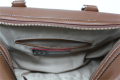 Tas crossbody coklat dengan pinggiran