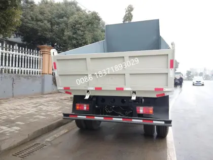 SINOTRUK 8 TONS dump truck howo 4x4 truck