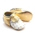 Mocasín bebé blanco con lunares dorados