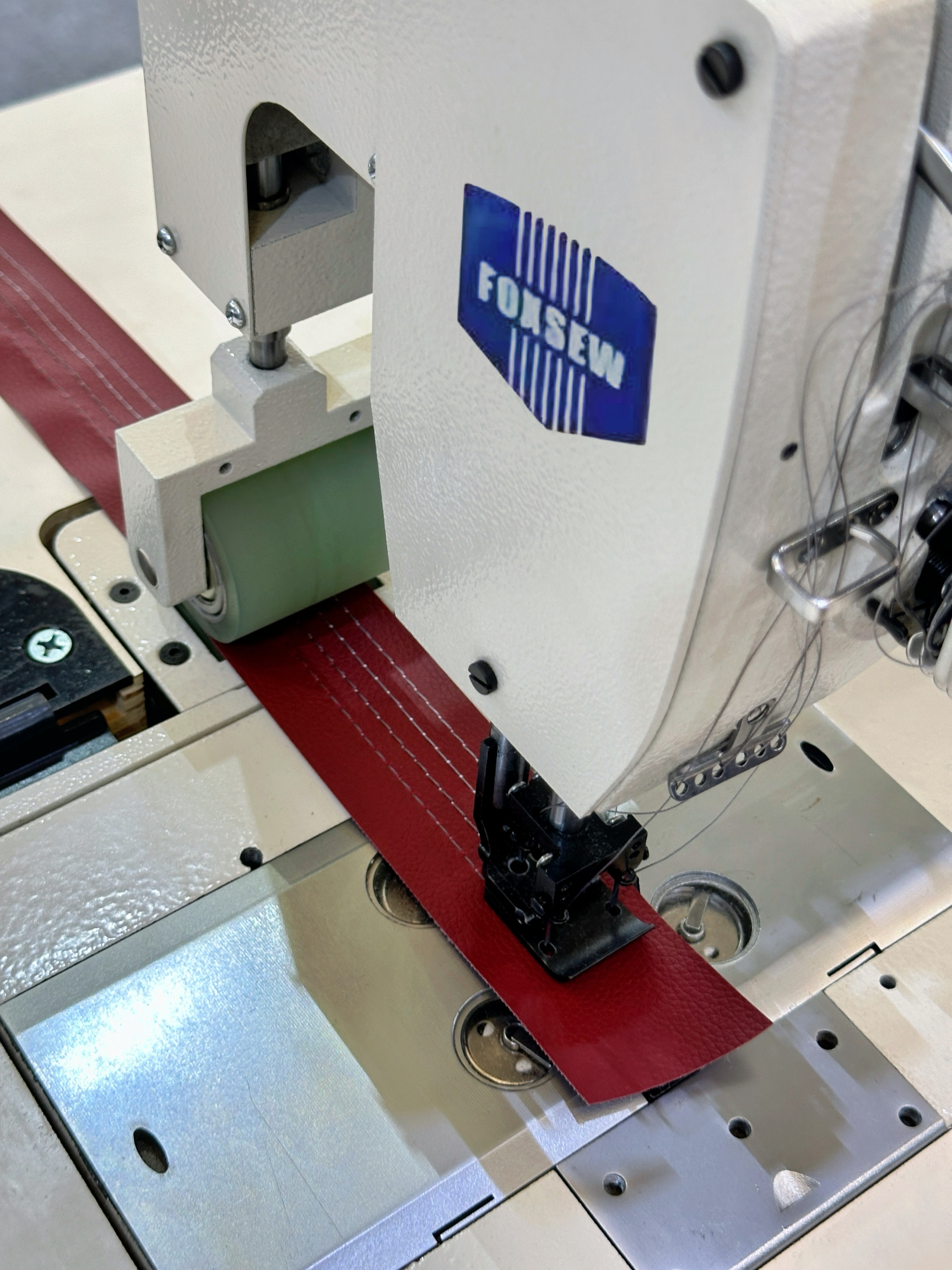 Heavy Duty 4-Needle Lockstitch Sewing Machine with Puller FOXSEW FX-1504N -8