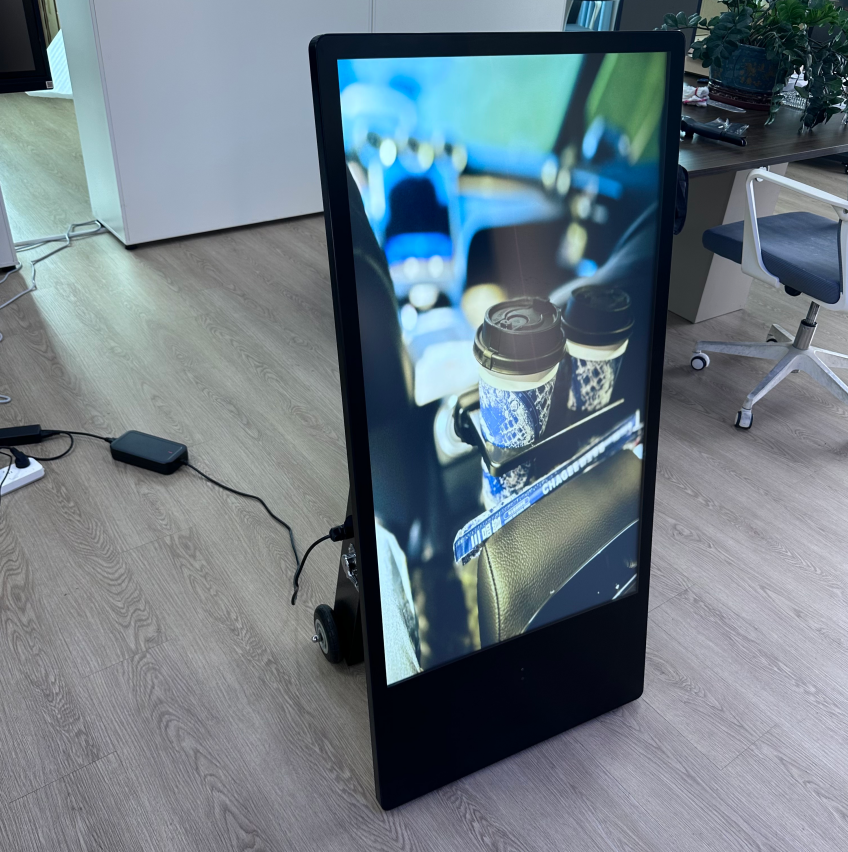 Su geçirmez arayüzlere sahip, IP65 dereceli, hava koşullarına dayanıklı mobil ticari dijital tabela