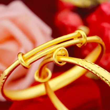 Antique Gold Lace Bracelet by Yue Nansha: Network Red Gold Version Fashion Jewelry with Sandblasting and Copper Alloy